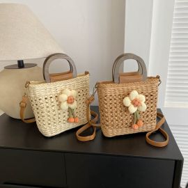 شنطة يد نسائي على شكل سله مزينه بورده