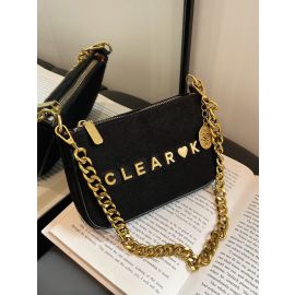 حقيبة نسائية مزينة بحروف ذهبية