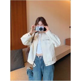 جاكت نسائي بتصميم عصرييتميز بأزرار وجيوب بسحابات فضية على الصدر