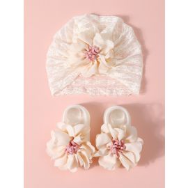 طقم قبعة وجوارب من الدانتيل المزهر لحديثي الولادة 