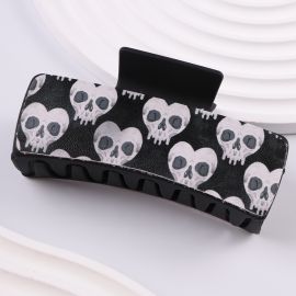 مشبك شعر بلمسة روك وحضور لافت بتصميم جذاب للنساء