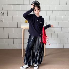 طقم من قطعتين بسترة بغطاء للرأس وبنطلون مخطط للبنات