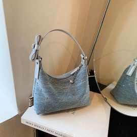 حقيبة نسائية زرقاء مع حزام قابل للتعديل