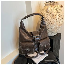 شنطة نسائي ذات سعه بجيوب خارجيه