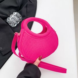 شنطه يد نسائي تتميز بتصميم بيضاوي أو نصف دائري