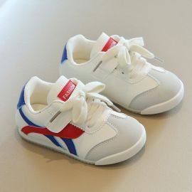 حذاء مخطط برباط امامي ونعل مطاطي مانع للانزلاق لثبات وأمان أثناء اللعب والحركة للأطفال