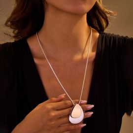 قلادة نسائية تتميز بسلسلة ثعبانية مع تعليقة مزدوجة الألوان بتصميم مجرد على شكل حصى مصقولة