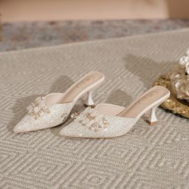 كعب نسائي ابيض مطرز 