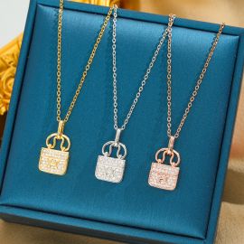 قلادة نسائية بتصميم سلسلة رفيعة مع تعليقة على شكل حقيبة يد صغيرة