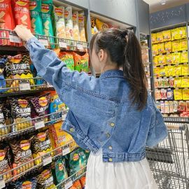 جاكيت جينز نسائي أزرق بقصة قصيرة مع أزرار ذهبية أمامية وخلفية 