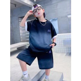 طقم بتصميم رياضي أنيق بتيشيرت نصف كم وبنطال طويل فضفاض للأولاد