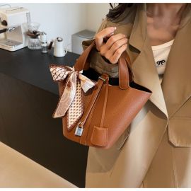 حقيبة نسائية بمقبض يد مزين برباط