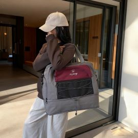 حقيبة سفر محمولة على الكتف بتصميم عملي وخفيف الوزن مناسبة للرحلات القصيرة والتنقل اليومي