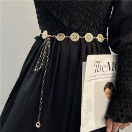 حزام خصرنسائي بسلسلة معدنية بتصميم حلقات دائرية مجوفة، تتميز بنقوش زهرية محفورة، قابل للتعديل مع سلسلة متدلية