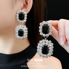 أقراط هندسية بإبرة فضية مربعة الشكل ومرصعة بالزركون