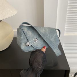 شنطة نسائي صغيره الحجم مزينه بدبوس 