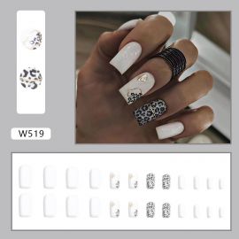 أظافر صناعية طويلة بلون أبيض لإطلالة ساحرة