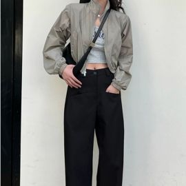 جاكت رياضي نسائي قصيرومقاوم للرياح، يتميزبسحاب أمامي، مع رباط قابل للتعديل عند الحافة السفلية