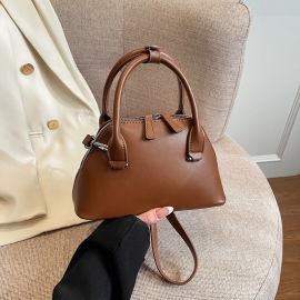 شنطة يد نسائي ساده مع قلادة دبدوب