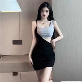فستان نسائي قصير ضيق بفتحه خصر 