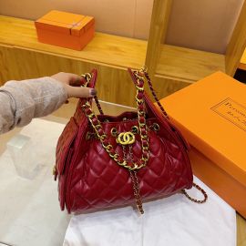  حقيبة شانيل من الجلد ذات حجم واسع وجيوب على الجوانب