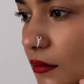 اكسسوار انف على شكل حيوان العقرب