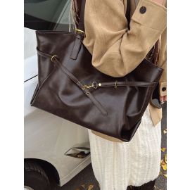 شنطة كتف نسائي كبيره الحجم مزينه بحزام