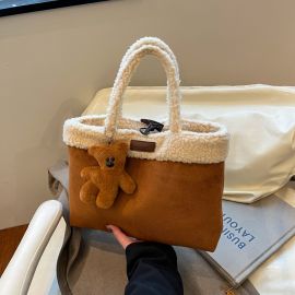 شنطة نسائي مزينه بفرو