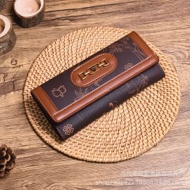 محفظة نسائية طويلة بتصميم مستوحى من الماركات العالمية ومساحات داخلية منظمة ومتعددة