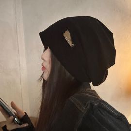 قبعة نسائية كاجوال من القطن بتصميم بيني فضفاض، مزينة بدبوس معدني، تتميز بملمس دافئ وناعم