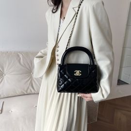 حقيبة كتف مربعة وبسيطة بتصميم عصري بسلسلة طويلة للسيدات 