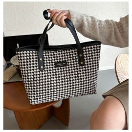 شنطه كتف للنساء بتصميم كاروهات