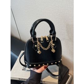 حقيبة يد نسائية مع سلاسل بتصميم عصري