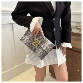 شنطة يد نسائية بدون جزام ذات تصميم عصري