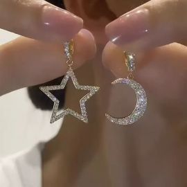 أقراط مرصعة بالألماس على شكل نجمة وقمر خفيفة الوزن