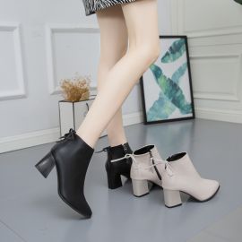 حذاء جلدي متين بكعب عريض ومتوسط لستايل أنيق وجذاب يناسب المواسم الباردة