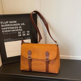 شنطة كتف نسائي مزينه باحزمه