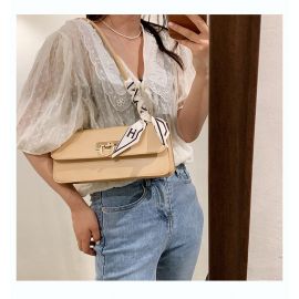 شنطة نسائي مستطيلة الشكل  بتصميم عصري