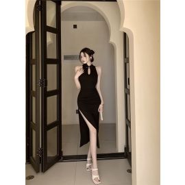 فستان ميدي أسود  بياقة رقبة عالية وفتحة جانبية جذابة 