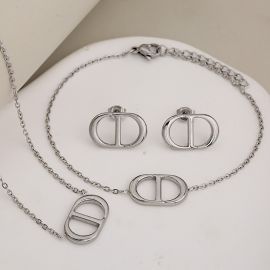 طقم ثلاثي من الأقراط والأساور والقلائد المصنوعة من الفولاذ المقاوم للصدأ وحرف CD