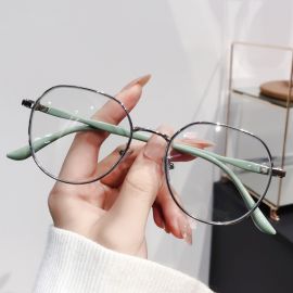 نظارات نسائي ذات إطار معدني