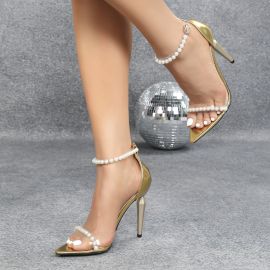 كعب نسائي ذهبي مزين بلؤلؤ