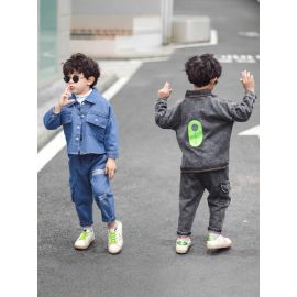 طقم للأطفال من قطعتين ، بتصميم عصري من قماش الجينزيتميز بأزرار وجيوب أمامية 