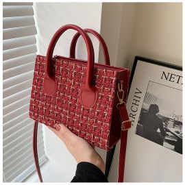 حقيبة نسائي منقوشه مربعه الشكل