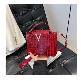 حقيبة نسائية بتصميم عصري