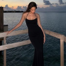 فستان نسائي طويل ناعم برباط على الرقبه