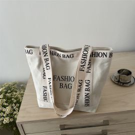 شنطة كتف نسائيه مزينه بحروف