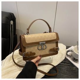 حقيبة يد نسائية بتصميم مربع  مع احزمة جانبية