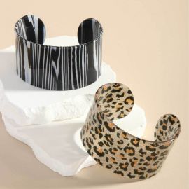 سوار مفتوح وعريض بنقشات مختلفة للسيدات