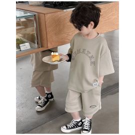 طقم صيفي بخامة ناعمة وتصميم مريح يوفر حرية الحركة طوال اليوم للأولاد